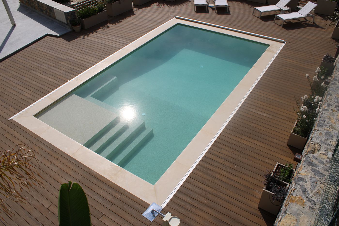 Piscina con bordo e deck in legno