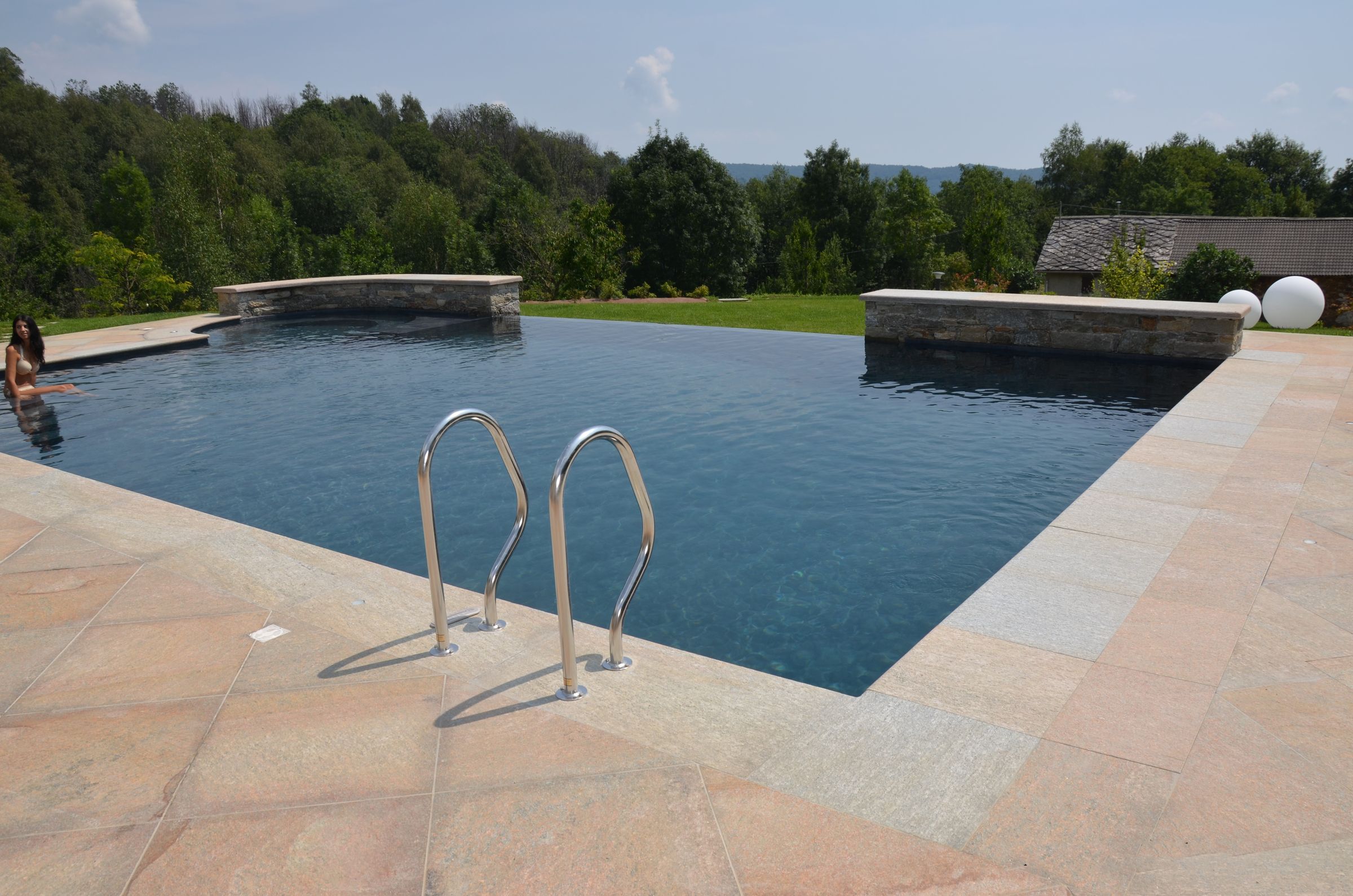 Piscina a sfioro nel paesaggio