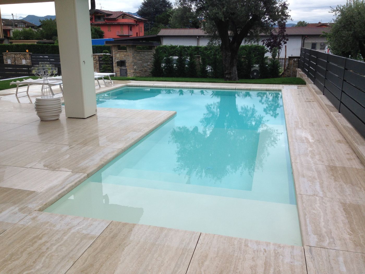 Piscina con bordi in travertino