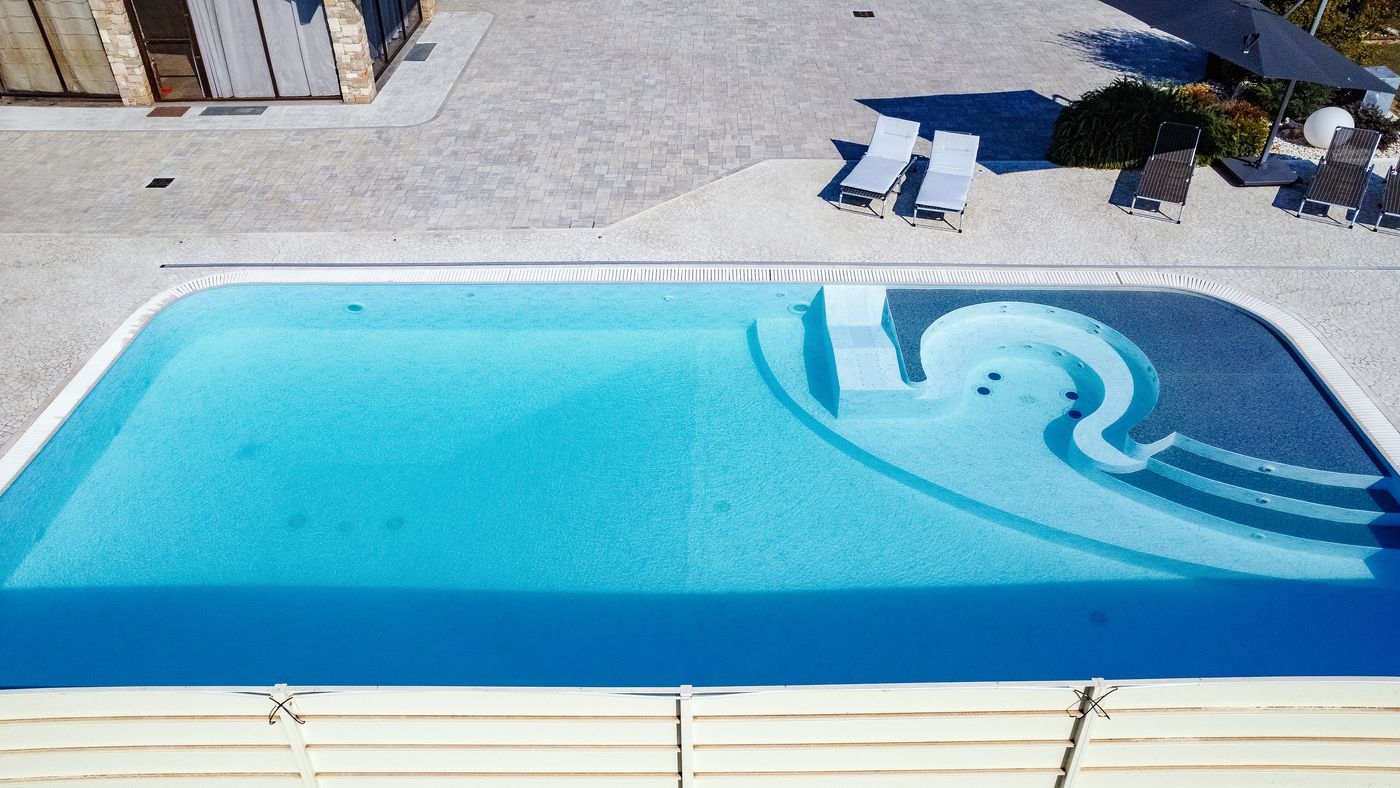 Piscina con scala romana vista dall'alto