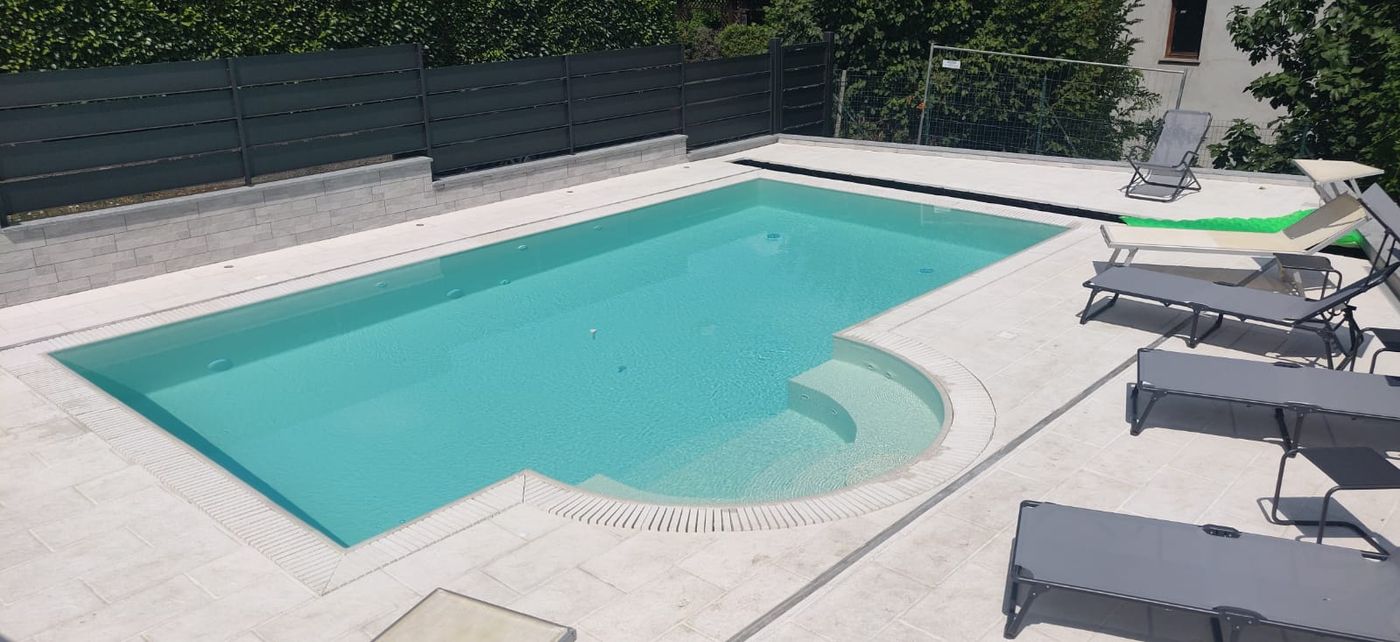 Piscina rettangolare con solarium